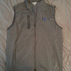Levelwear Grey Golf vest with Short Par 4 logo